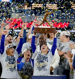 米大リーグ、ワールドシリーズのＭＶＰに選ばれ、トロフィーを掲げるドジャース・山本由伸＝２日、トロント（共同）