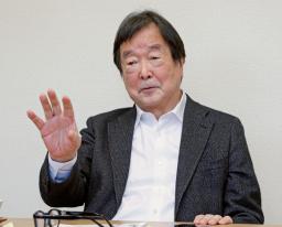 インタビューに答える田中均元外務審議官