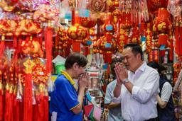 タイ・バンコクの中華街で選挙活動をするアヌティン首相＝１月２０日（ロイター＝共同）