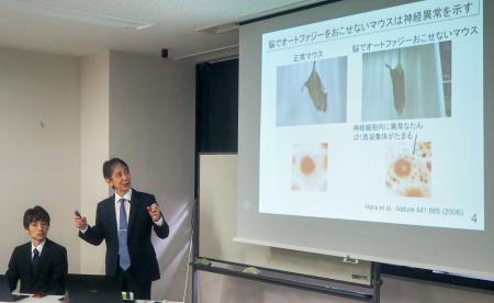 <p>　研究成果を説明する東京大の水島昇教授（右）＝２６日午前、東京都文京区</p>