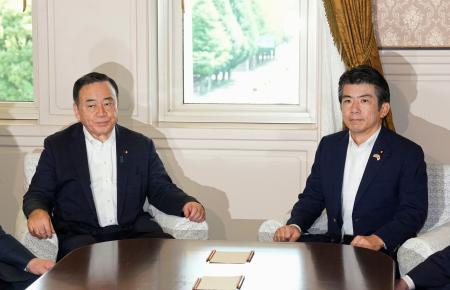 <p>　会談に臨む自民党の梶山国対委員長（左）と中道改革連合の重徳国対委員長＝８日午前、国会</p>