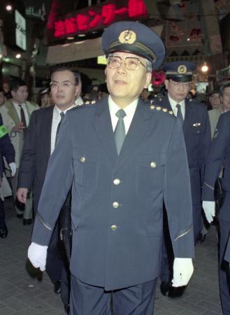 <p>　東京・渋谷の繁華街を巡回する、警視総監時代の井上幸彦さん＝１９９５年１２月</p>