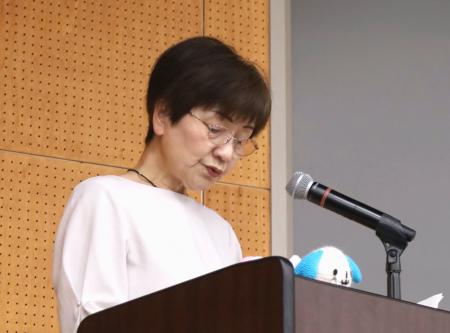 <p>　講演する大西まゆみさん＝８日午前、三重県名張市の県立名張高</p>