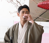 朝から日本酒ぐいっと飲んだ小泉孝太郎 （C）ORICON NewS inc.