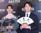 ABEMA将棋チャンネル『のん vs 藤井聡太竜王・名人：年末指し納め対談』囲み取材に参加した（左から）のん、藤井聡太 （C）ORICON NewS inc.