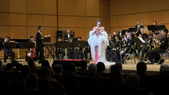 海上自衛隊・舞鶴音楽隊の新編50周年記念演奏会に出演した小林幸子