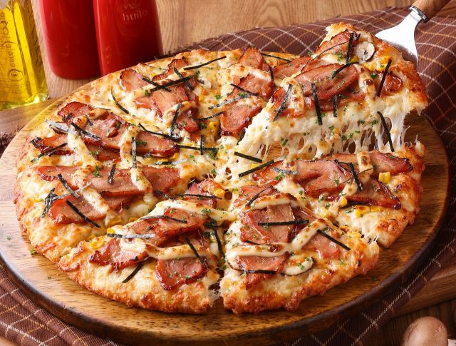 PIZZA-LA（ピザーラ）は、3月4日より期間限定で人気No.1ピザの肉を増量した『肉3倍盛り テリヤキチキン』を発売する