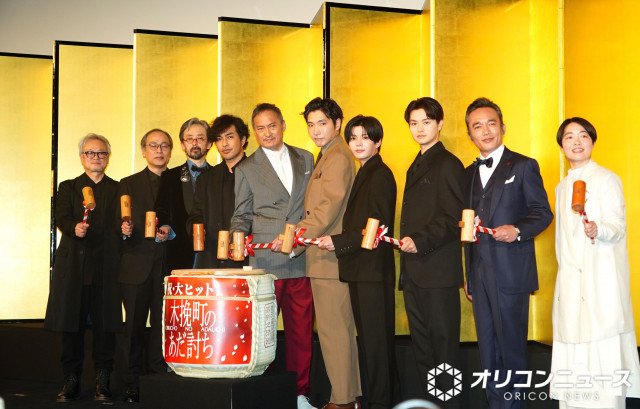 映画『木挽町のあだ討ち』初日舞台あいさつに登壇した（左から）源孝志監督、正名僕蔵、滝藤賢一、北村一輝、渡辺謙、柄本佑、長尾謙杜、瀬戸康史、高橋和也、イモトアヤコ （C）ORICON NewS inc.