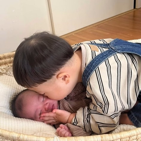 妹を溺愛する兄・あらたくん／ダウン症のあらたまるさん（@paracamp_art）