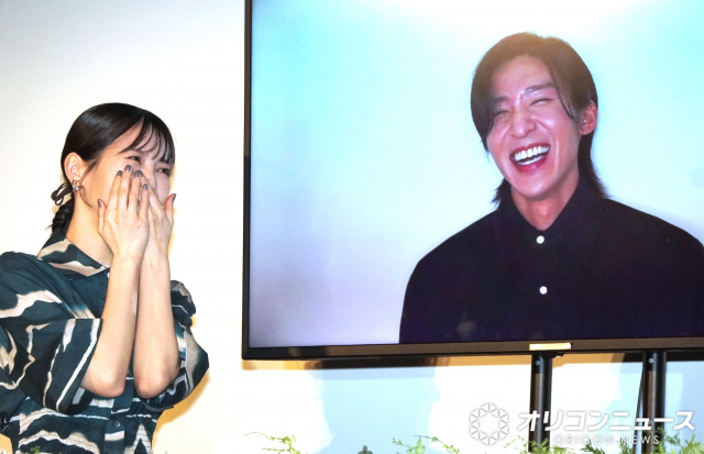 映画『ほどなく、お別れです』大ヒット御礼舞台あいさつに登壇した（左から）浜辺美波、目黒蓮 （C）ORICON NewS inc.