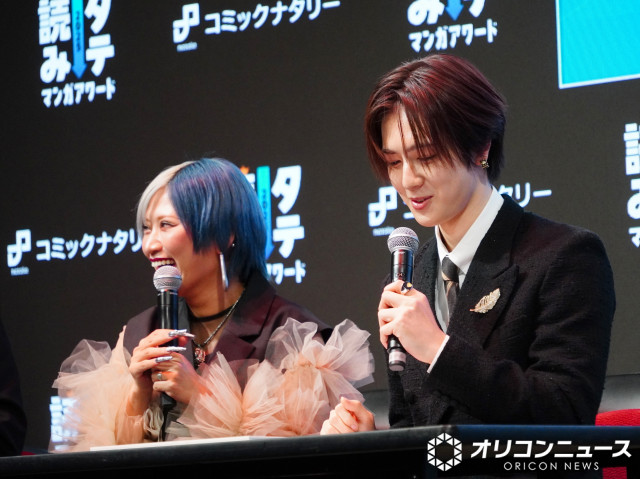 佐野雄大（右）の“あざと仕草”に「かわいいやっちゃでぇ」と話す信子（左） （C）ORICON NewS inc.