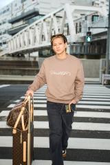 ルイ・ヴィトンを着用したエアポートスタイルを披露したNumber_i・平野紫耀　（C）LOUIS VUITTON