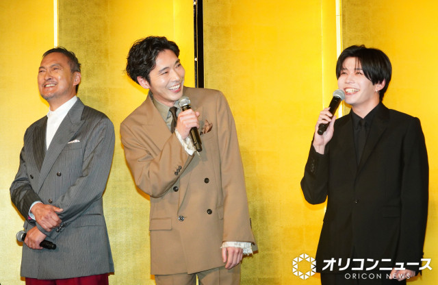 映画『木挽町のあだ討ち』初日舞台あいさつに登壇した（左から） 渡辺謙、柄本佑、長尾謙杜（C）ORICON NewS inc.