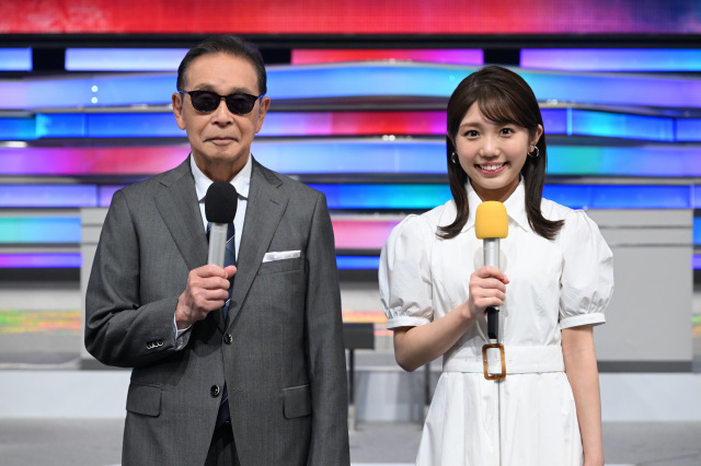 (左から)タモリ、鈴木新彩アナウンサー(C)テレビ朝日