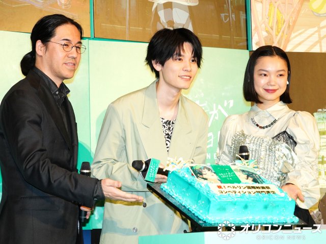 映画『花緑青が明ける日に』ジャパンプレミア舞台あいさつに登壇した（左から）四宮義俊監督、萩原利久、古川琴音 （C）ORICON NewS inc.