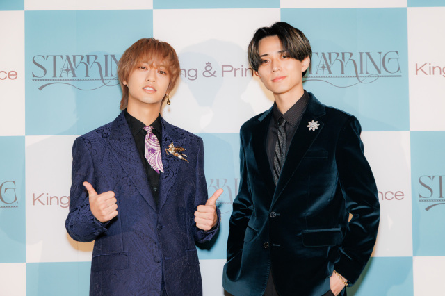 「King & Prince 7th Album『STARRING』リリース記念プレミアイベント『STARRING』プレミアナイト」前に取材に応じたKing ＆ Prince（写真左から）高橋海人、永瀬廉