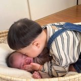 妹を溺愛する兄・あらたくん／ダウン症のあらたまるさん（@paracamp_art）