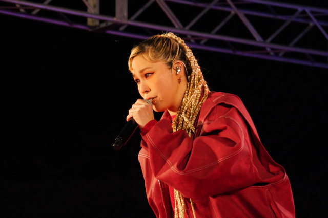 山口・防府天満宮で開催された「キットカット 受験生応援ドローンショー」で歌唱したAI