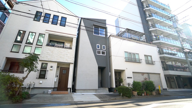 15日放送『となりのスゴイ家』＝東京都江東区宅の外観（C）BSテレ東