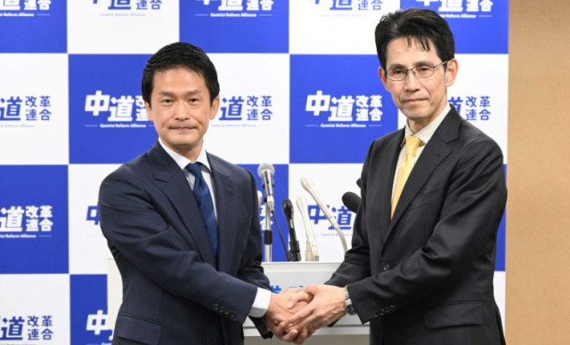 「中道」新代表の小川淳也氏（左）