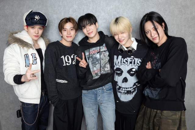 『TREASURE × PARADISE』に出演する（左から）YOSHI、 ASAHI、YOON JAE HYUK、JIHOON、HARUTO（C）FM大阪