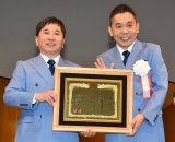 『第42回浅草芸能大賞授賞式』で大賞を受賞した爆笑問題（田中裕二、太田光） （C）ORICON NewS inc.