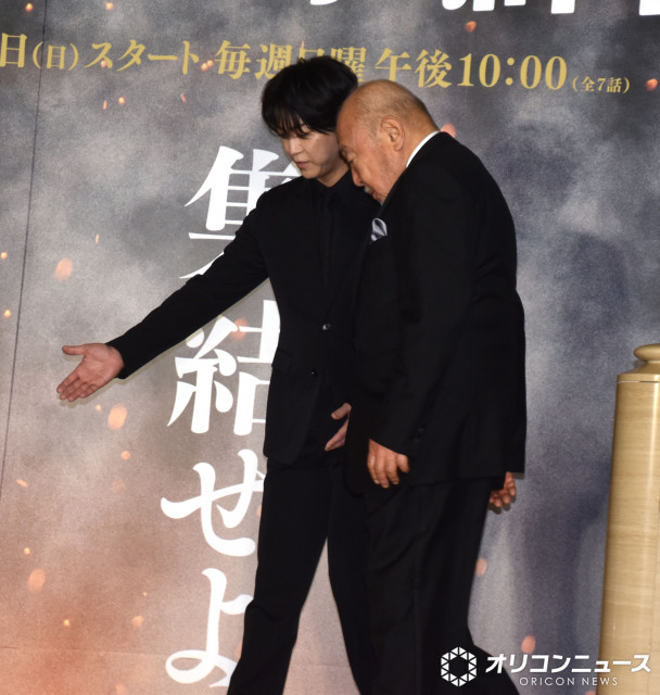 北方謙三をエスコートする亀梨和也（C）ORICON NewS inc.