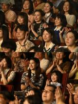 映画『SUKIYAKI 上を向いて歩こう』（12月25日公開）（上から）永六輔の妻・永昌子（仲里依紗）、坂本九の妻・柏木由紀子（土屋太鳳）（C）「SUKIYAKI 上を向いて歩こう」製作委員会