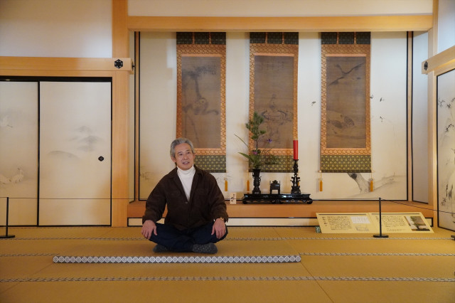 福井県立一乗谷朝倉氏遺跡博物館に再現された御座所に着席し、思いをはせる鶴見辰吾