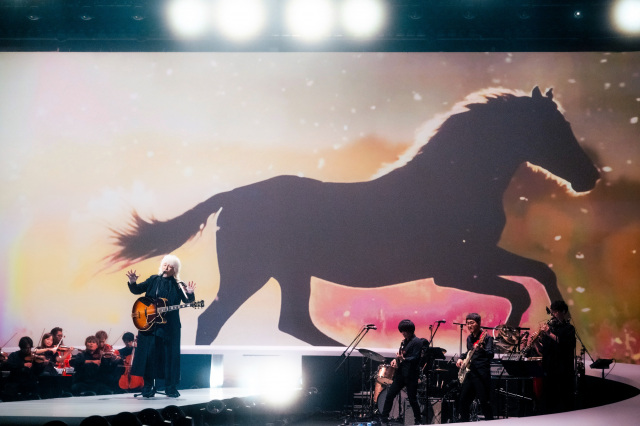 『第76回NHK紅白歌合戦』に出場した玉置浩二 （C）NHK