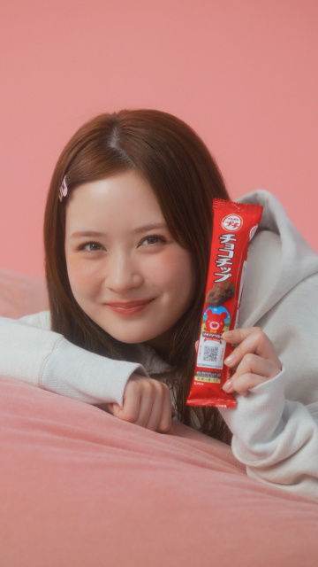 3月3日放送のブルボン プチシリーズ新TVCM「最高の瞬間」篇に出演する畑芽育