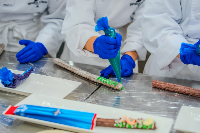 ユニバーサル・スタジオ・ジャパン＆三井住友カード「金融教育＆職業体験ワークショップ」の様子　画像提供：ユニバーサル・スタジオ・ジャパン