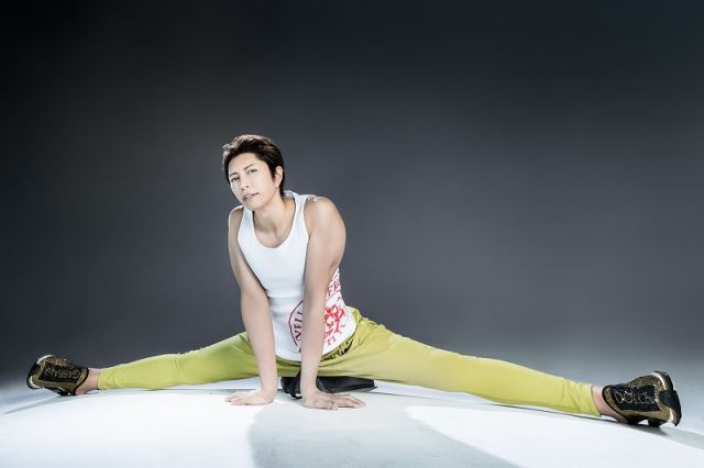 ストレッチ専用クッションを開発したGACKT