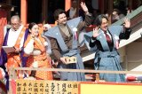 成田山不動尊の「節分祭」に参加した高石あかり、トミー・バストウ、岡部たかし（C）NHK