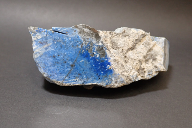 新潟・糸魚川で発見された日本産ラピスラズリ