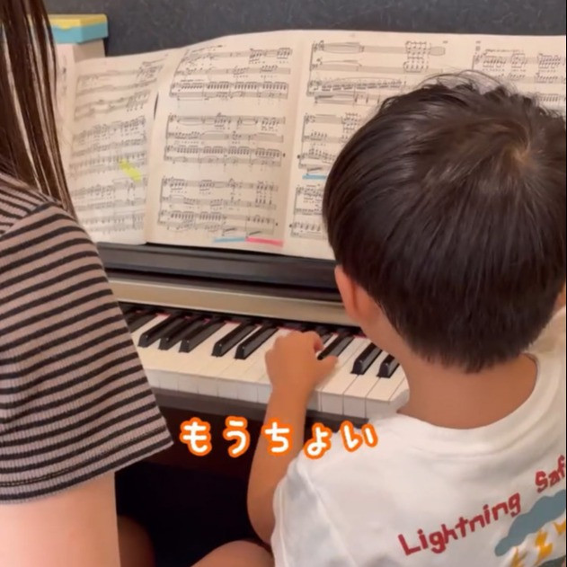 中学3年生の姉にピアノ指導する4歳弟（Instagram／＠hanchan_ikuji/reelsより）