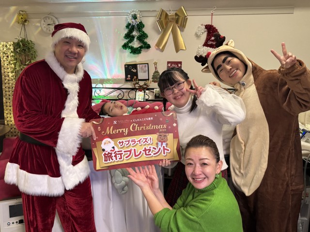 田中家を訪問したイモトアヤコ（右から1人目）と西村誠司社長（左から1人目）