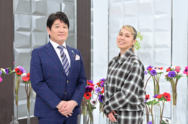 3月1日放送『日曜日の初耳学』に出演する（左から）林修、AI（C）MBS