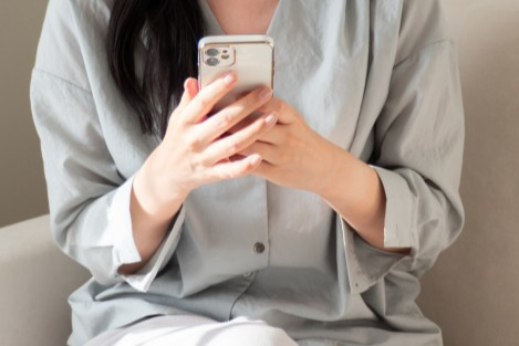 スマホ操作で指に疲労が…