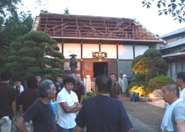 本堂の屋根が吹き飛んだ真光寺。近隣住民が後片付けに駆けつけた＝２日午後６時半ごろ、野田市岩名