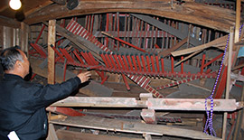 がけ崩れで破壊された本殿。後ろのがけから土砂が押し寄せ、前方に押しつぶされるように壊れた