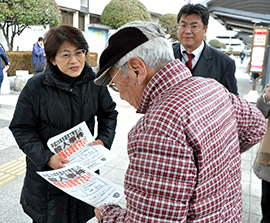 永野さんの長女、曽根裕子さん（左）らが６年前の事件に関する情報提供を呼び掛けた＝１７日午前、ＪＲ姉ケ崎駅前
