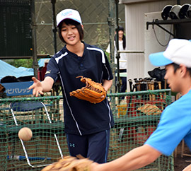 ソフトボールの経験を生かし、キャッチボールの相手も積極的に引き受ける＝船橋市芝山の船橋東高グラウンド