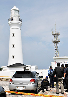 犬吠埼灯台前に止めてあった3人が乗ってきた車を調べる県警捜査員=17日午後1時半ごろ、銚子市犬吠埼