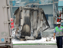 炎上した事故車両=8日午前9時25分ごろ、市川大橋下り