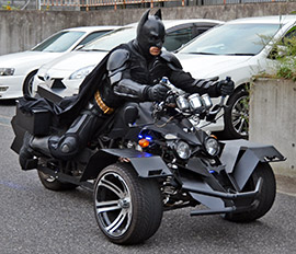 愛機に乗って現れた千葉ットマン。バイクは「劇中のバットマンに近づけるため」と細部にまでこだわりが＝千葉市内