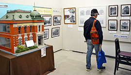 15日まで開かれている「佐原三菱館建設百周年記念展」。当時を知る貴重な資料が紹介されている=香取市佐原イ