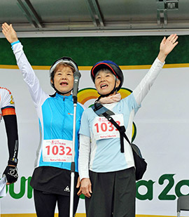 出発式で選手宣誓する行木裕美子さん(右)、小友絹代さん姉妹