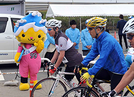 スタート地点で参加者を見送る九十九里町公認キャラクターくくりん