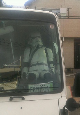 助手席でうなだれるストーム・トルーパー